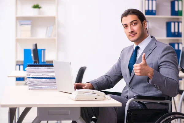 Behinderte Angestellte im Büro — Stockfoto