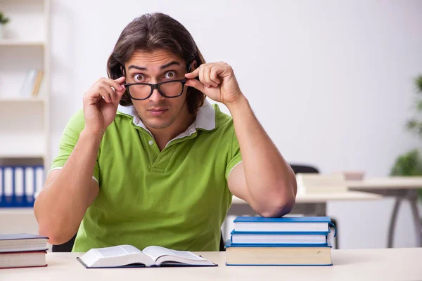 Joven estudiante masculino en el aula — Foto de Stock