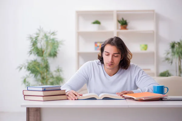 Giovane studente maschio preparazione per gli esami a casa — Foto Stock