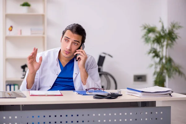 Young doctor working in the hospital — Stock Photo, Image