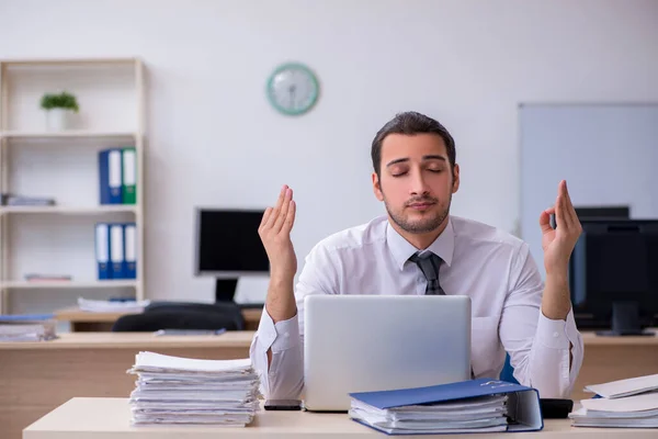 Junge männliche Mitarbeiter unzufrieden mit exzessiver Arbeit — Stockfoto