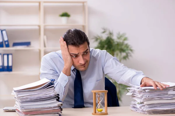 Junge männliche Mitarbeiter im Zeitmanagement-Konzept — Stockfoto