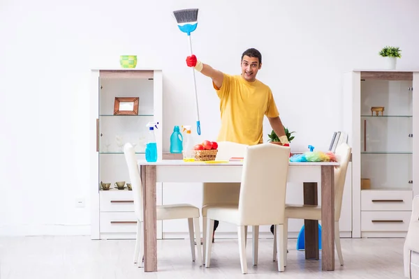 Jonge mannelijke aannemer schoonmaken van het huis — Stockfoto