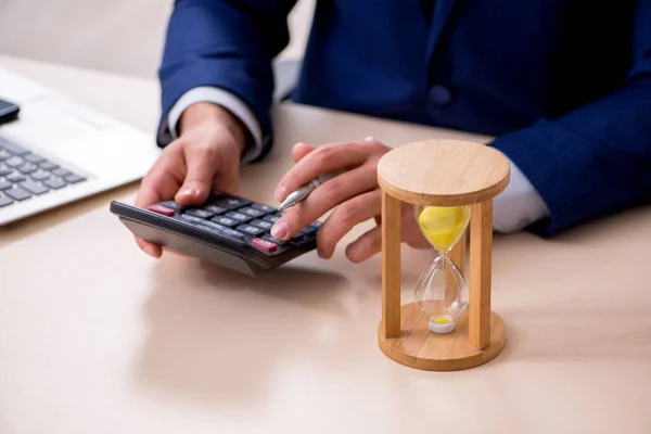 Ung manlig anställd i time management koncept — Stockfoto