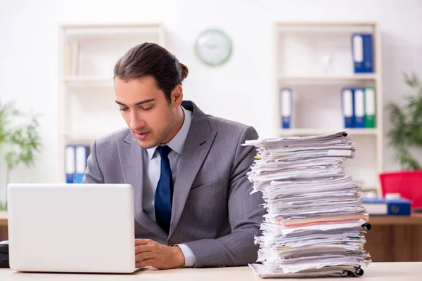 Joven hombre de negocios infeliz con el trabajo excesivo —  Fotos de Stock