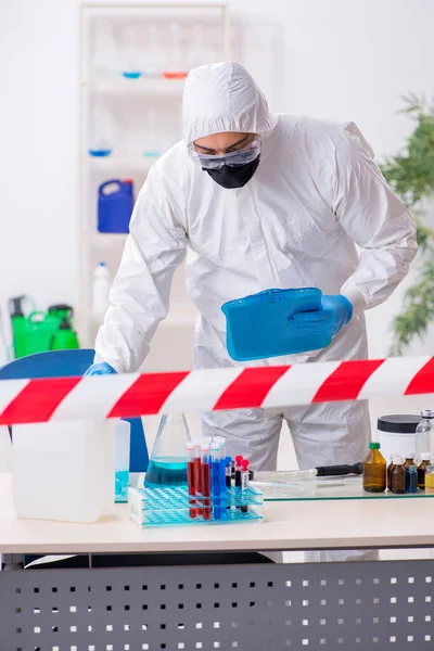 Joven químico masculino trabajando en el laboratorio de medicina —  Fotos de Stock