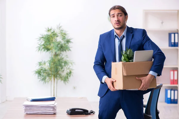 Junger Mann wird von seiner Arbeit entlassen — Stockfoto