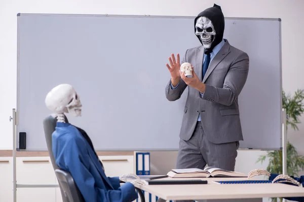 Lustiges Geschäftstreffen mit Teufel und Skeletten — Stockfoto