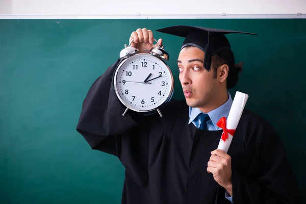 Junge männliche Hochschulabsolventen vor Vorstand — Stockfoto