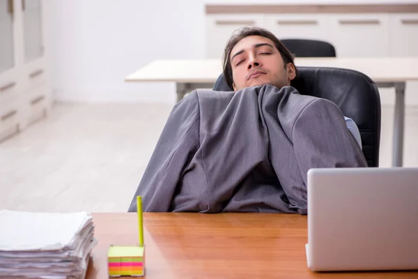 Joven empleado masculino durmiendo en la oficina —  Fotos de Stock