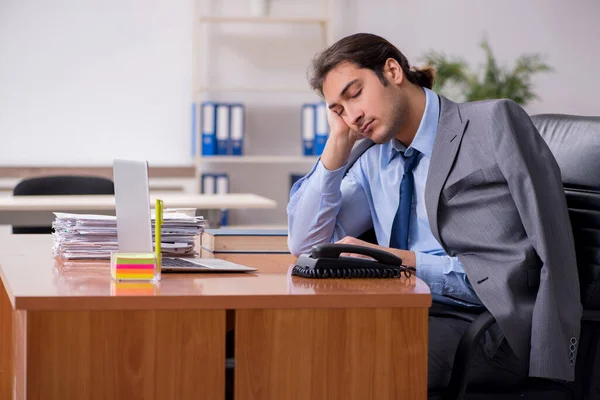 Genç erkek çalışan ofiste uyuyor. — Stok fotoğraf