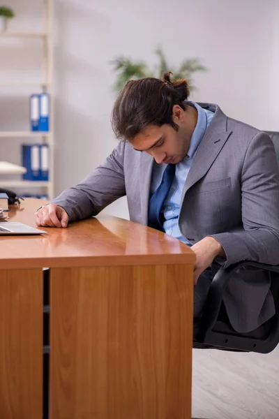 Joven empleado masculino durmiendo en la oficina —  Fotos de Stock