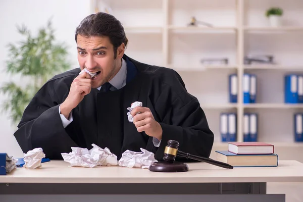 Junger männlicher Richter arbeitet im Gerichtsgebäude — Stockfoto