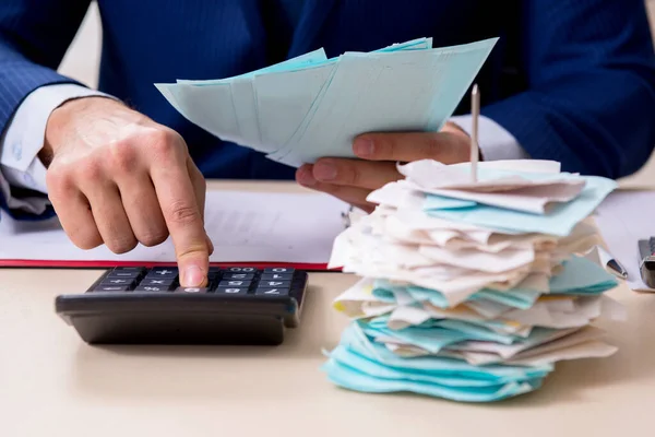 Jeune homme directeur financier dans le bureau — Photo