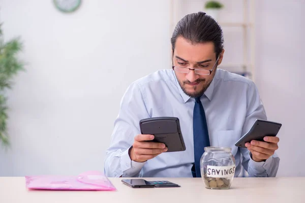 Joven empleado masculino en concepto de planificación presupuestaria —  Fotos de Stock