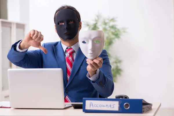 Männlicher Angestellter mit Maske im Hipokrates-Konzept — Stockfoto