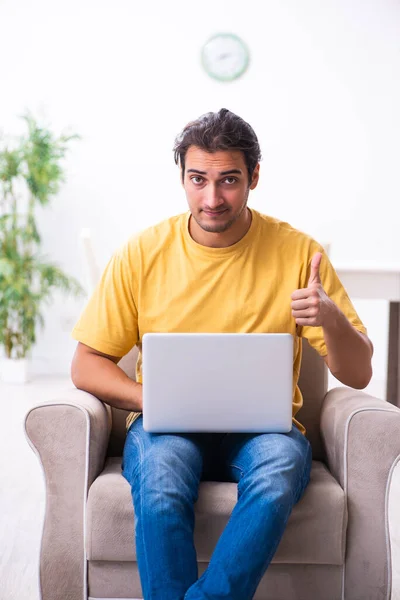 Jonge knappe man met computer thuis — Stockfoto