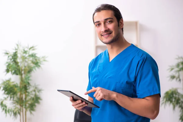 Joven doctor en concepto de telemedicina — Foto de Stock