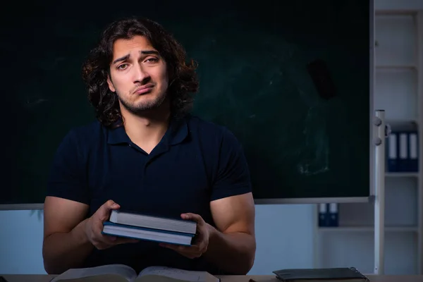 Junge männliche Schüler nachts im Klassenzimmer — Stockfoto