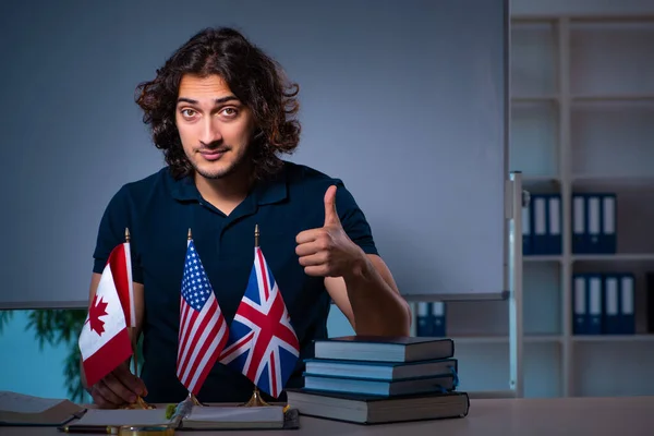 Jonge mannelijke student in de klas 's nachts — Stockfoto