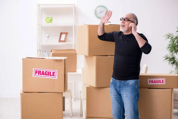 Velho homem profissional mover fazendo realocação em casa — Fotografia de Stock