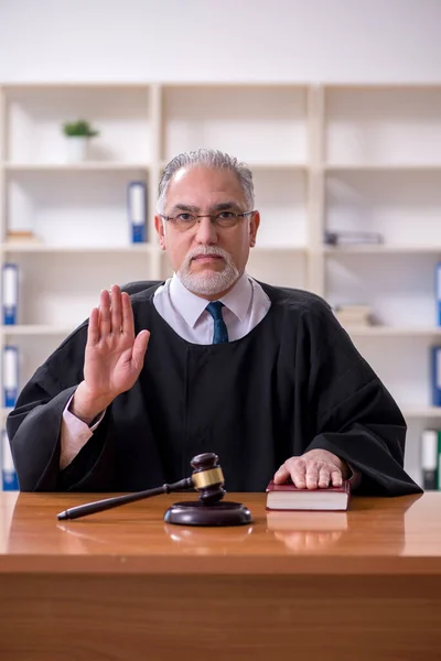 Velho juiz do sexo masculino trabalhando no tribunal — Fotografia de Stock