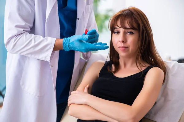 Young woman visiting male doctor dermatologist — Stock Photo, Image