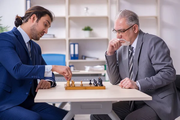 Two businessmen playing chess in the office — Stock Photo, Image