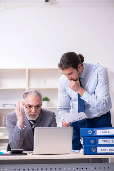 Due contabili che lavorano in ufficio — Foto Stock