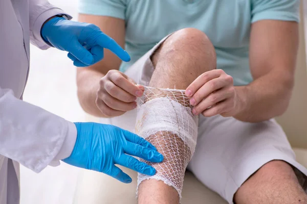 Young leg injured man in the hospital — Stock Photo, Image