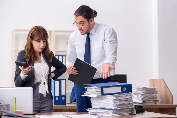 Two employees working in the office — Stock Photo, Image