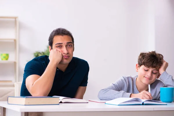 Far och son i examen förberedelse koncept — Stockfoto