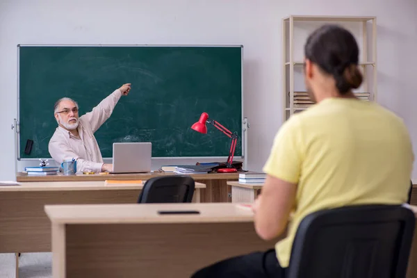 Γέρος δάσκαλος και νεαρός μαθητής στην τάξη — Φωτογραφία Αρχείου