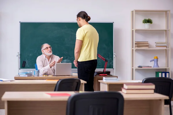 Alt lehrer und jung männlich student im die klassenzimmer — Stockfoto