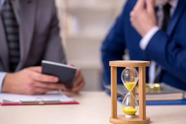 Dois empresários no conceito de gestão do tempo — Fotografia de Stock