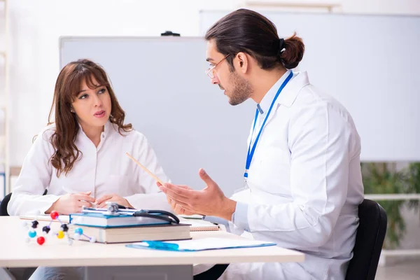 Étudiants en médecine en classe — Photo