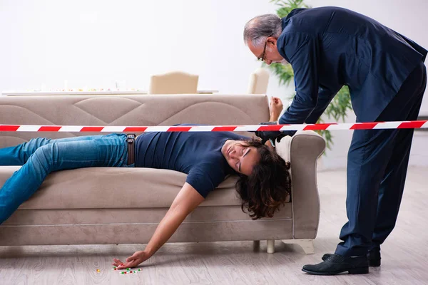 Velho perito forense na cena do crime — Fotografia de Stock