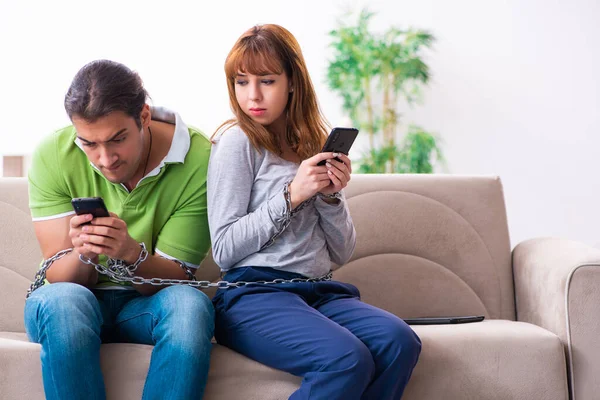 Jovem casal no conceito de dependência gadget — Fotografia de Stock