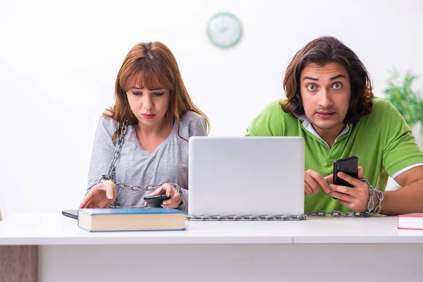 Two students in gadget dependency concept — Stock Photo, Image
