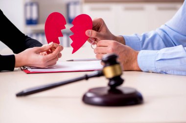 Boşanma konseptinde genç bir çift