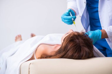 Polis morgdaki cesedi inceliyor.