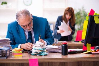 Ofiste iki çalışan ve aşırı çalışma.