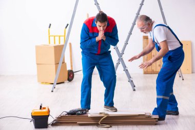 İki müteahhit ve yılan içeride.