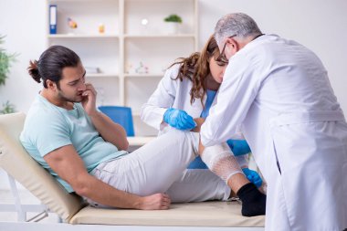 Hastanede yaralı genç bir adam var.