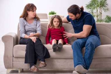 Genç bir çift ve aile içi çatışma konsepti.