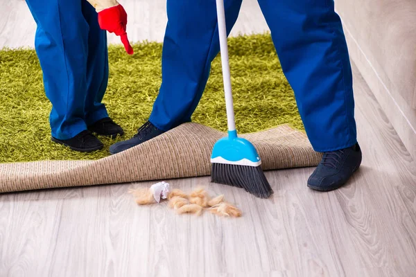 Young pair doing housework at home — Stock Photo, Image