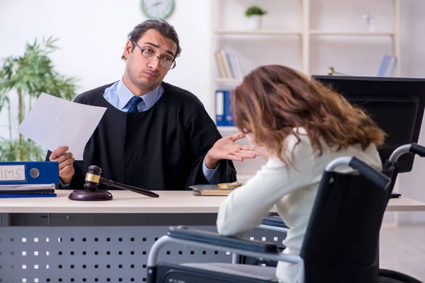 Verletzte Frau und männlicher Richter im Gerichtssaal — Stockfoto