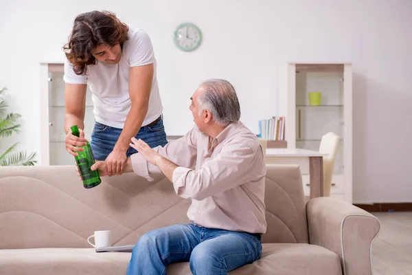 Homem com problema de bebida e a família — Fotografia de Stock