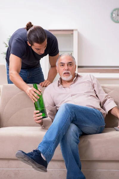 Uomo con problemi di alcolismo e la famiglia — Foto Stock