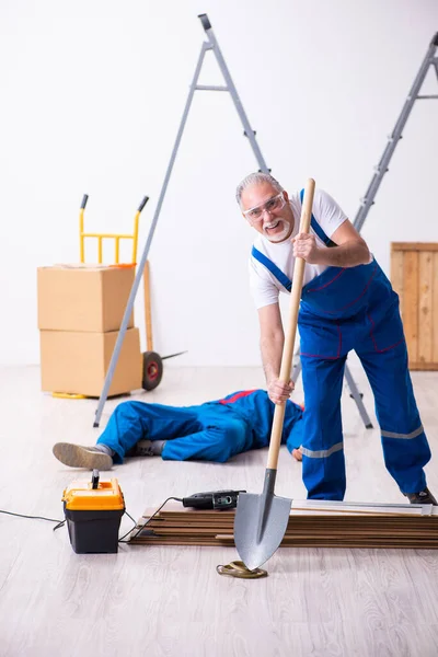 Dois empreiteiros e cobra dentro de casa — Fotografia de Stock